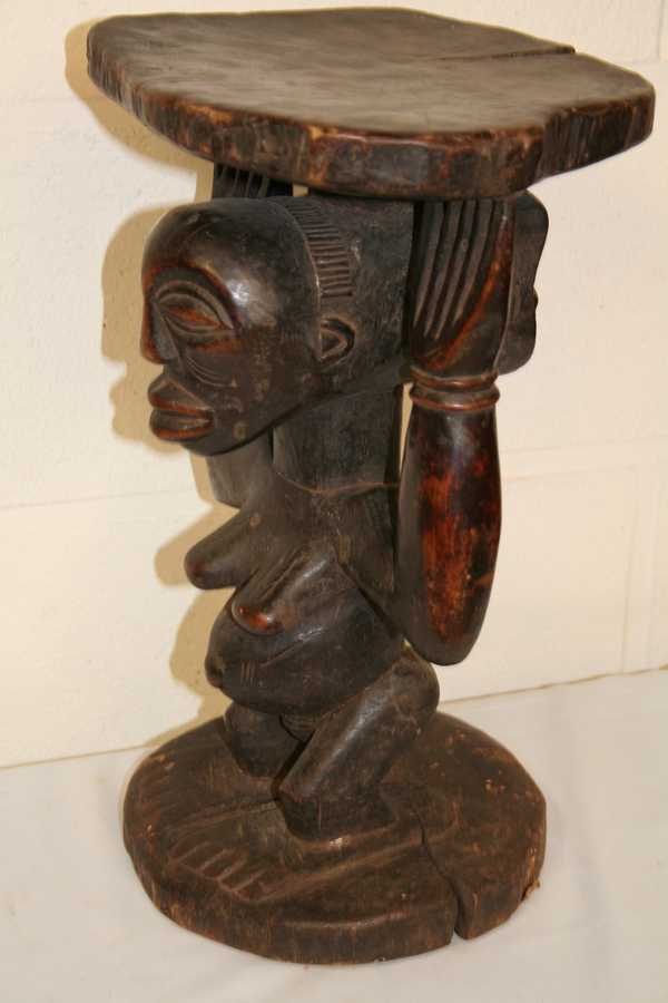 Hemba(cariatide), d`afrique : R.D.du Congo, statuette Hemba(cariatide), masque ancien africain Hemba(cariatide), art du R.D.du Congo - Art Africain, collection privées Belgique. Statue africaine de la tribu des Hemba(cariatide), provenant du R.D.du Congo,   1614: Tabouret  caryatide Hemba utilisé par le fumu mwalo durant les réunions.La h.45cm. le diam.28cm.Se rapproche fort du style Niembo.Femme assise à genoux,les mains et la tête soutenant le plateau.Le corps est scarifié,La coiffure fort stylisée portée en arrièreen forme de croix.
col.Minga)Milieu 20eme sc.. art,culture,masque,statue,statuette,pot,ivoire,exposition,expo,masque original,masques,statues,statuettes,pots,expositions,expo,masques originaux,collectionneur d`art,art africain,culture africaine,masque africain,statue africaine,statuette africaine,pot africain,ivoire africain,exposition africain,expo africain,masque origina africainl,masques africains,statues africaines,statuettes africaines,pots africains,expositions africaines,expo africaines,masques originaux  africains,collectionneur d`art africain